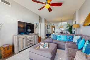 TV, offices - Gorgeous beachfront condo, shared pool and beach access (Panama City Beach)