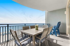 Outdoor dining - Pristine, waterfront condo with outdoor pool, hot tub & fitness room (Panama City Beach)