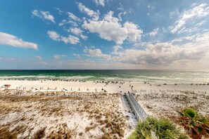 On the beach - 5th Floor Condo w/ Steps From The Gulf, Restaurants Minutes Away (Fort Walton Beach)