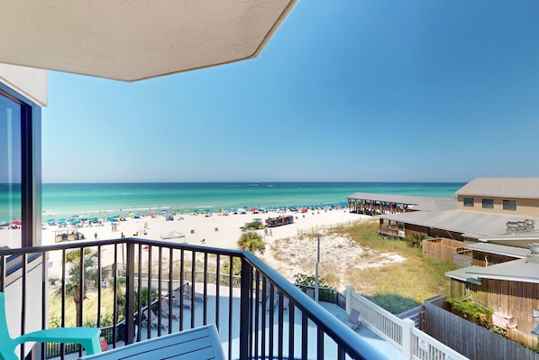 Property grounds - Beachfront Condo, gorgeous views, shared pool and beach access (Panama City Beach)