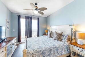 2 bedrooms, iron/ironing board, WiFi, bed sheets - Beachfront dream with furnished balcony, pool & gym (Panama City Beach)