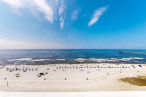 On the beach - Beachfront dream with furnished balcony, pool & gym (Panama City Beach)