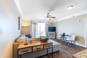 TV, offices - Beachfront dream with furnished balcony, pool & gym (Panama City Beach)