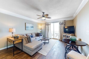 TV, offices - Beachfront dream with furnished balcony, pool & gym (Panama City Beach)