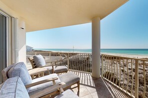 Property grounds - Gulf-front 3-bedroom condo with bonus bunk room & pickleball (Santa Rosa Beach)