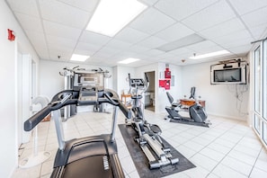Fitness facility - Beachfront Condo w/Shared Pool, Fast WiFi, Private Washer & Dryer + Central AC (Perdido Key)