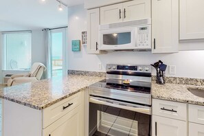 Frigorífico, microondas, horno y placa de cocina
