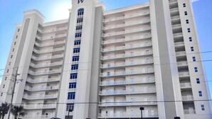 Un hotel de varios pisos con una torre central que presenta un llamativo letrero con la letra 'W'.