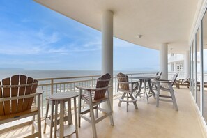 Outdoor dining - Beautiful, Gulf-front townhome with three water-view decks - near entertainment (Perdido Key)