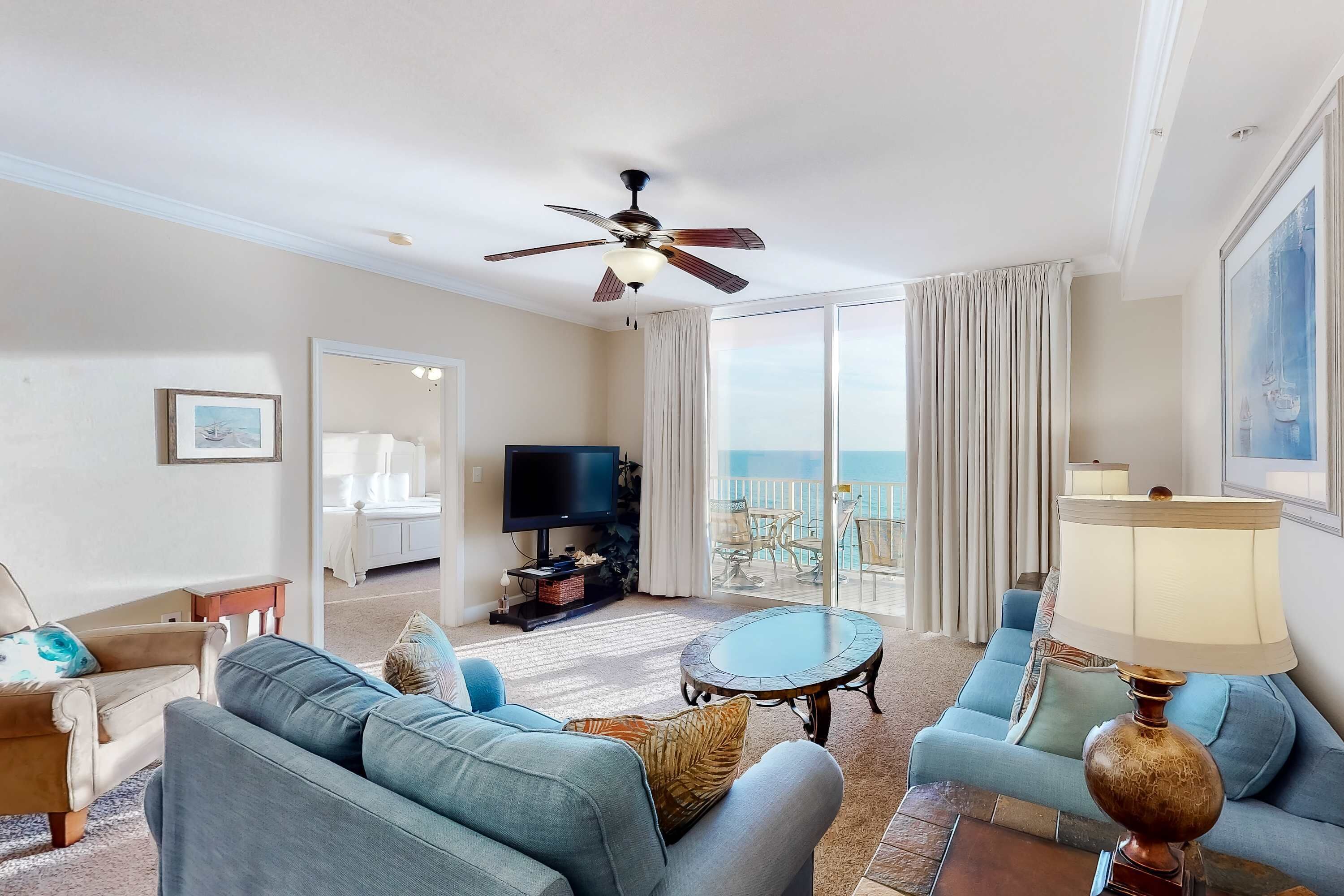 Televisie, een dvd-speler en een kantoor