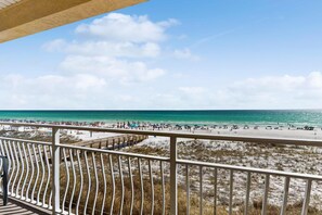 Property grounds - 2nd Floor Gulf Front Condo, Complimentary Beach Equipment, Nearby Shops & Dining (Destin)