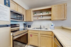 Fridge, microwave, oven, stovetop - 2nd Floor Gulf Front Condo, Complimentary Beach Equipment, Nearby Shops & Dining (Destin)
