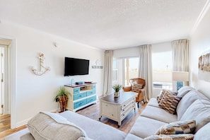 TV, offices - First-floor condo with pool, ocean view, & central AC (Fort Walton Beach)