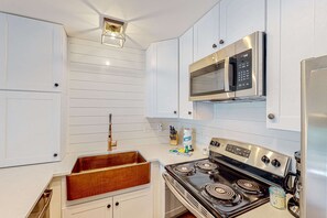 Réfrigérateur, four à micro-ondes, un four, surface de cuisson