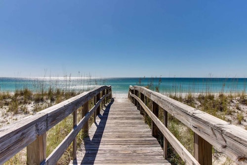 Modern beach condo with pool, hot tub, well-equipped kitchen, balcony, & W&D