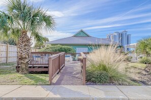 Terrace/patio - Ground-floor condo 1/2 block from the beach with patio, central AC, pool & WiFi (Destin)