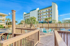 Outdoor dining - Ground-floor condo 1/2 block from the beach with patio, central AC, pool & WiFi (Destin)