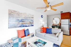 TV - Ground-floor condo 1/2 block from the beach with patio, central AC, pool & WiFi (Destin)