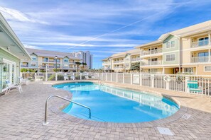 Pool - Ground-floor condo 1/2 block from the beach with patio, central AC, pool & WiFi (Destin)