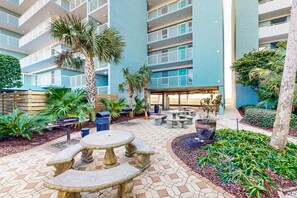 Outdoor dining - Modern oceanfront studio with pool access, central AC, and beach service (Fort Walton Beach)