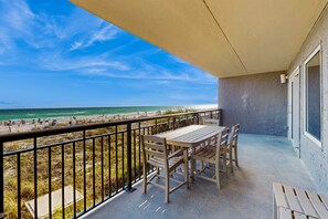 Outdoor dining - Great beachfront condo with pool, tennis, & W&D - quick drive to dining (Fort Walton Beach)