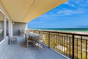 Outdoor dining - Great beachfront condo with pool, tennis, & W&D - quick drive to dining (Fort Walton Beach)