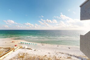A beach with umbrellas and a clear sky. - 7th-floor, bright, open condo with Gulf-front views - close to everything (Fort Walton Beach)