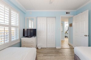 2 bedrooms, iron/ironing board, WiFi - 7th-floor, bright, open condo with Gulf-front views - close to everything (Fort Walton Beach)