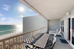 Outdoor dining - Seventh floor condo with pool access, washer&dryer, ocean view, & central AC (Fort Walton Beach)