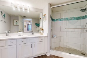 Shower, towels - Seventh floor condo with pool access, washer&dryer, ocean view, & central AC (Fort Walton Beach)