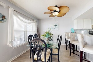 Dining - Seventh floor condo with pool access, washer&dryer, ocean view, & central AC (Fort Walton Beach)