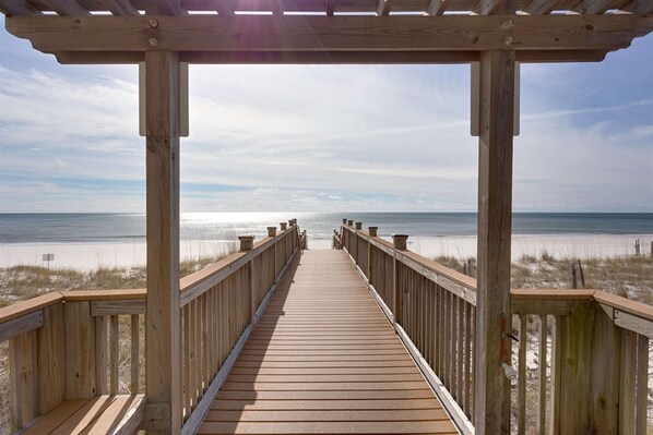 On the beach - Fifth-Floor, Gulf-Front Condo w/ Balcony, Beach Access & Shared Pools/Hot Tub (Perdido Key)