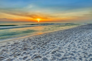 On the beach - Sleek, beachfront condo near Pier Park w/ pools, hot tubs & beach service (Panama City Beach)