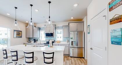 Dog-friendly townhouse with private beach, hot tub, pool, tennis, golf, gym, AC