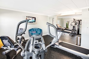 Fitness facility - Gulf-front condo with heated pool, fitness room & beach chairs - close to dining (Fort Walton Beach)