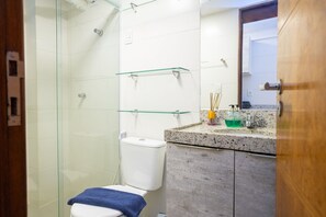 Basic Apartment | Bathroom - Mar Bello Plaza #207 por Carpediem (Cabedelo)