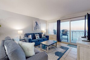 TV, DVD player, offices - Stunning beachfront home, fully renovated, shared pool & tennis,pickleball (Fort Walton Beach)