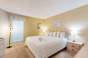 2 bedrooms, iron/ironing board, WiFi - Fifth floor beachfront condo with pool access, washer&dryer, and ocean view (Fort Walton Beach)