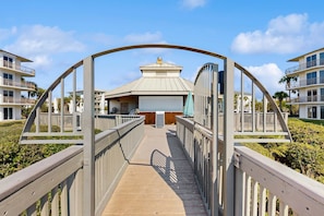 Property grounds - Condo on the beach with tennis, pickleball, shuffleboard & balcony (Seacrest)