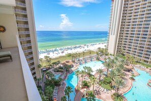 Un hôtel doté d’une piscine, offrant une vue sur la plage et comprenant plusieurs balcons.
