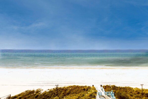On the beach - Cozy haven just steps from the beach with sundeck, pool & fitness facility (Panama City Beach)