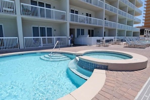 Pool - Cozy haven just steps from the beach with sundeck, pool & fitness facility (Panama City Beach)