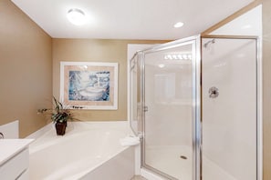 Shower, towels - Cozy haven just steps from the beach with sundeck, pool & fitness facility (Panama City Beach)