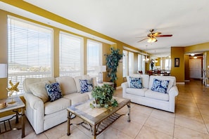TV, DVD player, offices - Cozy haven just steps from the beach with sundeck, pool & fitness facility (Panama City Beach)