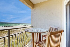 Outdoor dining - Gorgeous 2nd Floor Condo in Heart of Destin Gulf Front, Pool, Beach Boardwalk (Destin)