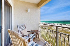 Property grounds - Gorgeous 2nd Floor Condo in Heart of Destin Gulf Front, Pool, Beach Boardwalk (Destin)