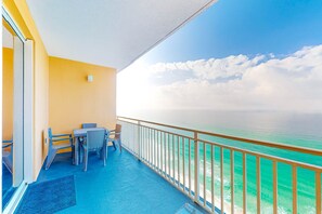 Outdoor dining - Beachfront, 18th-floor condo with amazing view - pools, water park & hot tub (Panama City Beach)