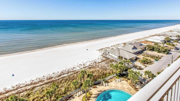 Ein Strandhotel mit Pool, direktem Strandzugang und Meerblick.