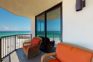 Property grounds - Beautiful beachfront getaway with balcony, pools, tennis, and WiFi (Panama City Beach)