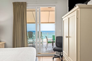 2 bedrooms, iron/ironing board, WiFi, bed sheets - Colorful, waterfront condo with beach access, pool & fitness center (Panama City Beach)